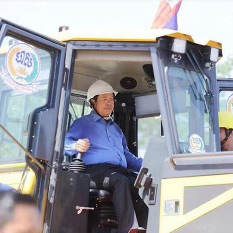 Thủ tướng Campuchia Hun Sen Thử nghiệm máy ủi đất nước Chaiui